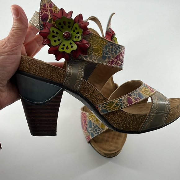 Womens L'Artiste Veneka Sandals Embossed Hand Painted Flower 39 (US 8.5) - Picture 9 of 11